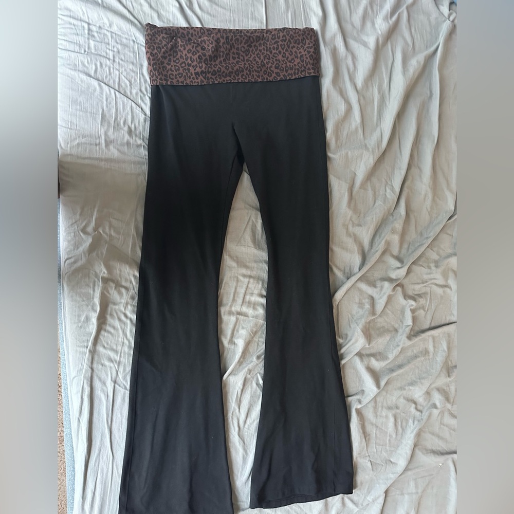 PINK Black Flared Yoga Pants with Leopard Waistband